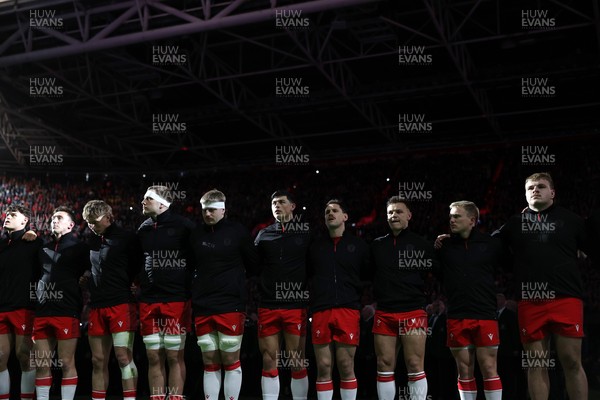 140326 - Wales v Italy - Guinness Six Nations Championship - Wales sing the anthem