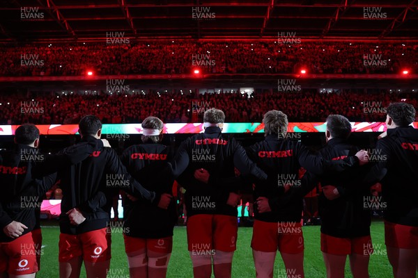 140326 - Wales v Italy - Guinness Six Nations Championship - Wales sing the anthem