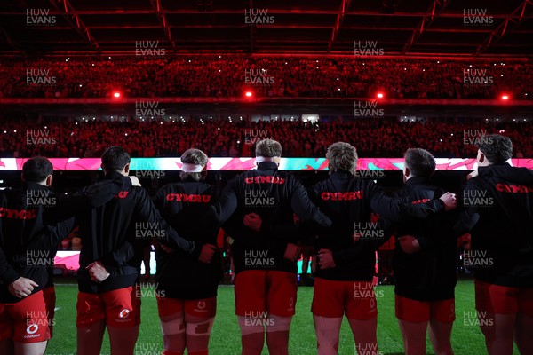 140326 - Wales v Italy - Guinness Six Nations Championship - Wales sing the anthem