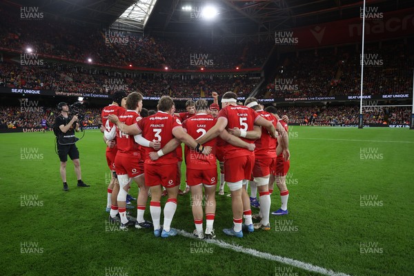 140326 - Wales v Italy - Guinness Six Nations Championship - Wales team huddle