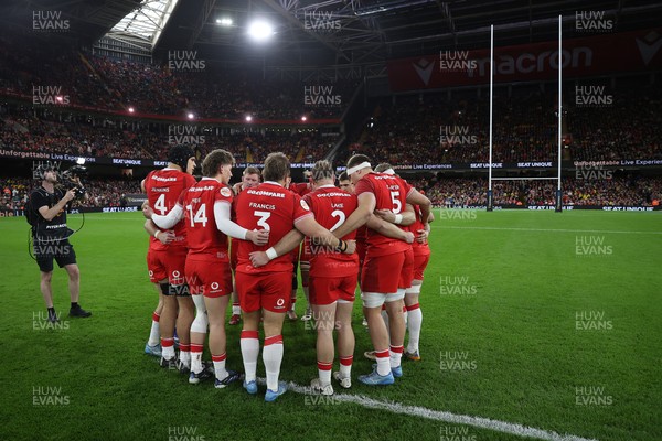 140326 - Wales v Italy - Guinness Six Nations Championship - Wales team huddle