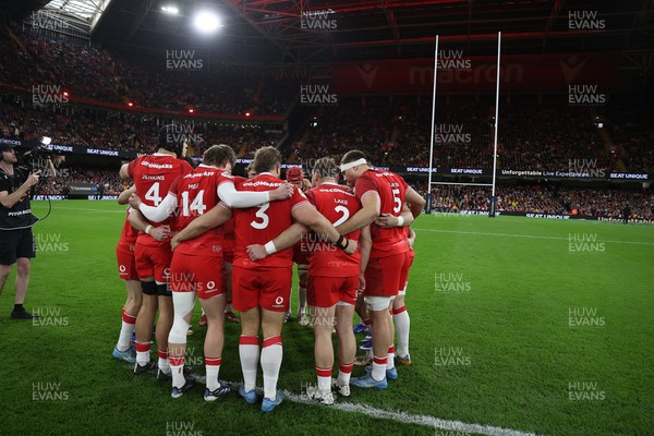 140326 - Wales v Italy - Guinness Six Nations Championship - Wales team huddle