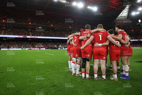 140326 - Wales v Italy - Guinness Six Nations Championship - Wales team huddle