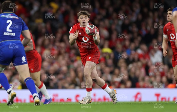 140326 - Wales v Italy - Guinness Six Nations Championship - Dan Edwards of Wales 