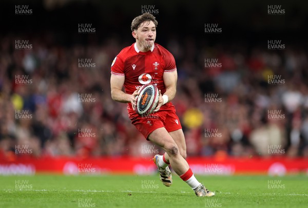 140326 - Wales v Italy - Guinness Six Nations Championship - Dan Edwards of Wales 