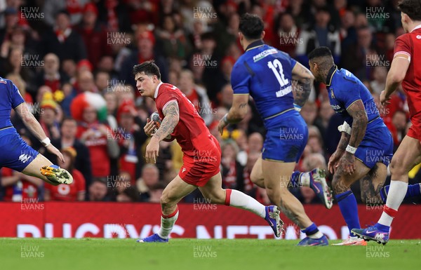 140326 - Wales v Italy - Guinness Six Nations Championship - Louis Rees-Zammit of Wales 