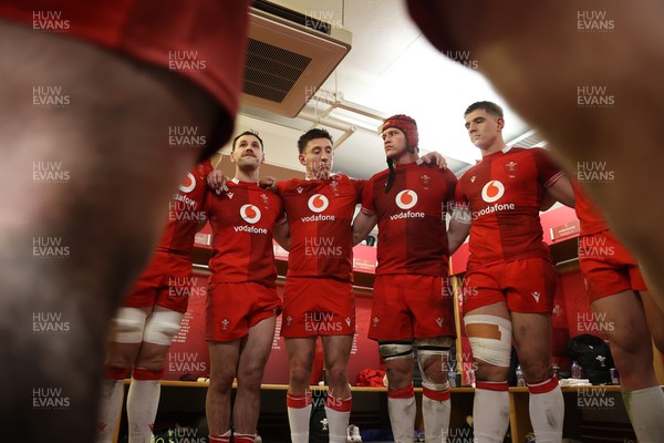 140326 - Wales v Italy - Guinness Six Nations Championship - Wales team huddle at half time