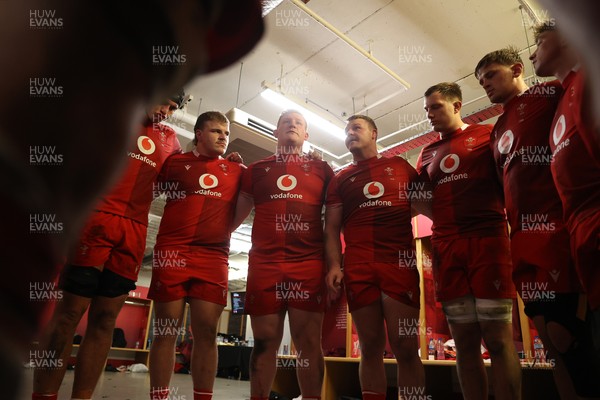 140326 - Wales v Italy - Guinness Six Nations Championship - Wales team huddle at half time