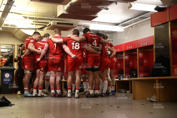 140326 - Wales v Italy - Guinness Six Nations Championship - Wales team huddle at half time