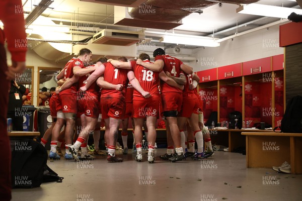 140326 - Wales v Italy - Guinness Six Nations Championship - Wales team huddle at half time