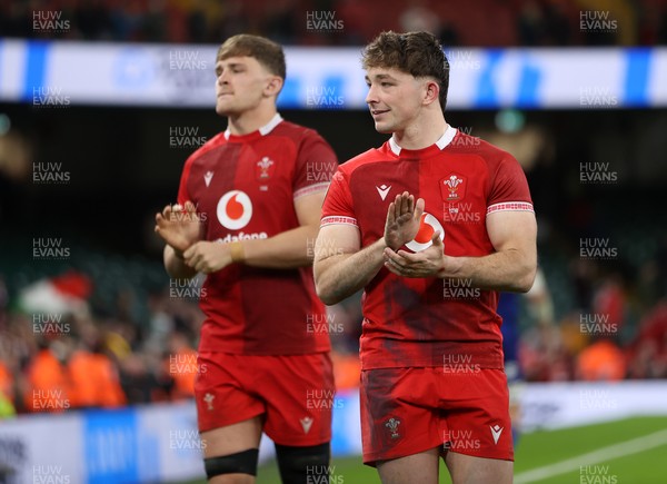 140326 - Wales v Italy - Guinness Six Nations Championship - Dan Edwards of Wales thanks the fans