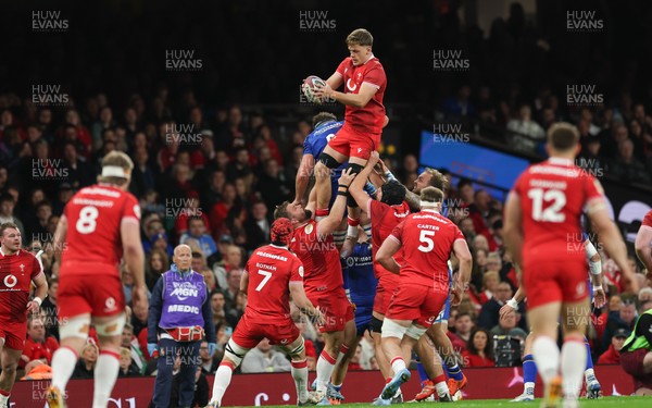 140326 - Wales v Italy, Guinness Six Nations 2026 - Alex Mann of Wales wins the lineout