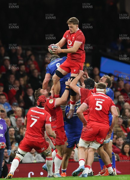 140326 - Wales v Italy, Guinness Six Nations 2026 - Alex Mann of Wales wins the lineout