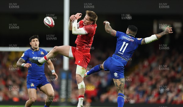140326 - Wales v Italy, Guinness Six Nations 2026 - Ellis Mee of Wales and Monty Ioane of Italy compete for the ball