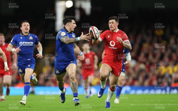 140326 - Wales v Italy, Guinness Six Nations 2026 - Tommaso Menoncello of Italy breaks away from Louis Rees-Zammit of Wales