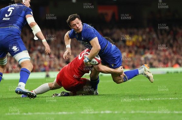 140326 - Wales v Italy, Guinness Six Nations 2026 - Paolo Garbisi of Italy looks to pass as Eddie James of Wales tackles