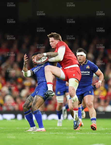 140326 - Wales v Italy, Guinness Six Nations 2026 - Ellis Mee of Wales and Monty Ioane of Italy compete for the ball
