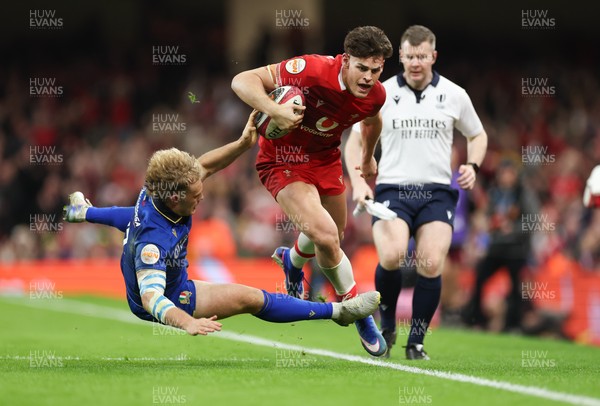 140326 - Wales v Italy, Guinness Six Nations 2026 - Eddie James of Wales is challenged by Louis Lynagh of Italy