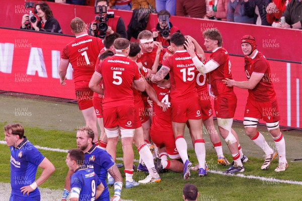 140326 - Wales v Italy - Guinness Six Nations - Wales celebrate after Aaron Wainwright of Wales scores a try