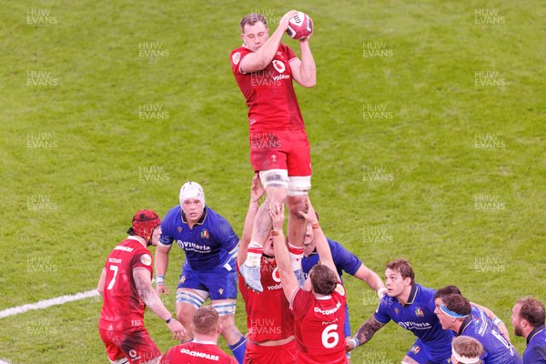 140326 - Wales v Italy - Guinness Six Nations - Ben Carter of Wales wins a lineout