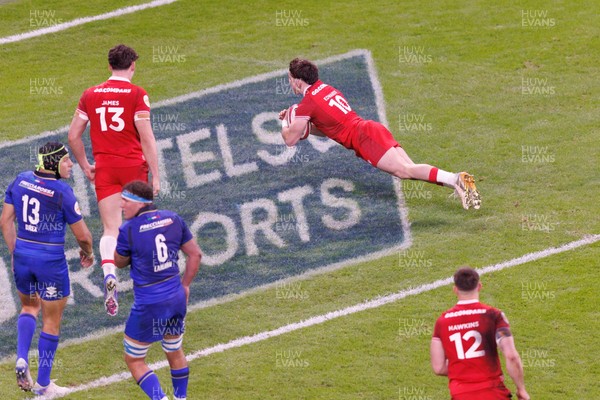 140326 - Wales v Italy - Guinness Six Nations - Dan Edwards of Wales goes over for a try