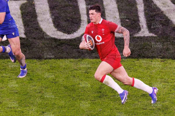 140326 - Wales v Italy - Guinness Six Nations - Louis Rees-Zammit of Wales looks for a gap