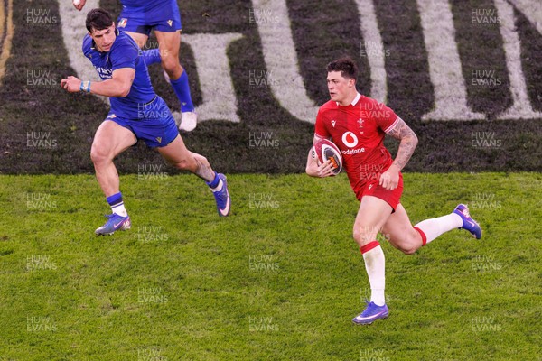 140326 - Wales v Italy - Guinness Six Nations - Louis Rees-Zammit of Wales on the attack