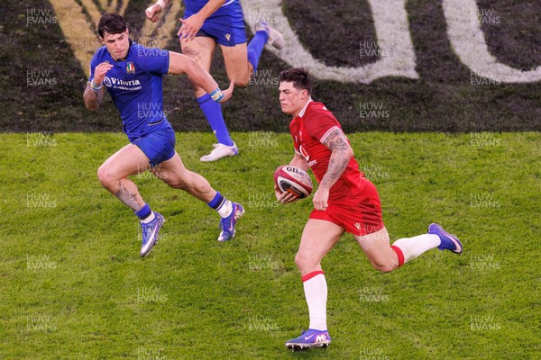 140326 - Wales v Italy - Guinness Six Nations - Louis Rees-Zammit of Wales on the attack