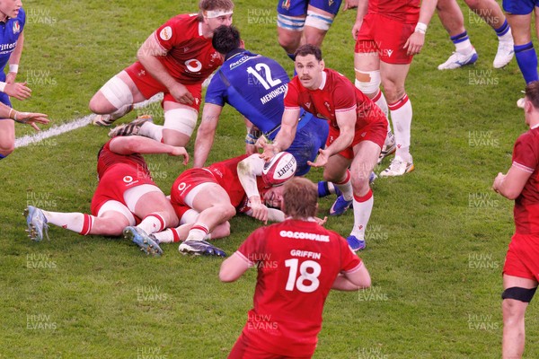 140326 - Wales v Italy - Guinness Six Nations - Tomos Williams of Wales passes the ball