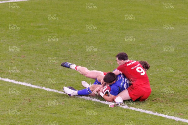 140326 - Wales v Italy - Guinness Six Nations - Tommaso Allan of Italy scores a try despite the tackle of Tomos Williams of Wales