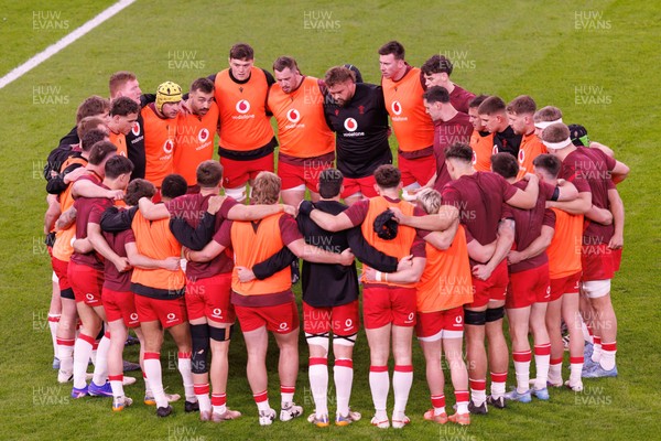 140326 - Wales v Italy - Guinness Six Nations - Wales team huddle before the match