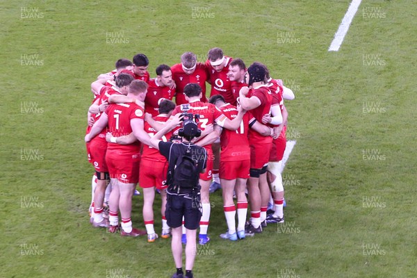 140326 - Wales v Italy - Guinness Six Nations - Wales team huddle before the match