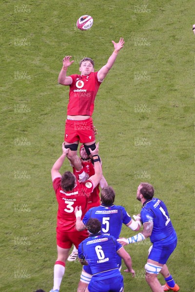 140326 - Wales v Italy - Guinness Six Nations - Alex Mann of Wales goes up for the ball in a lineout