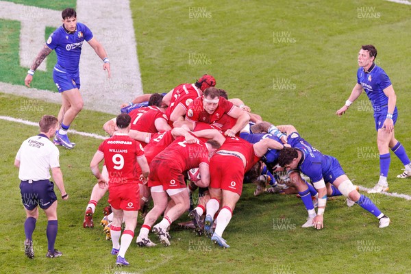 140326 - Wales v Italy - Guinness Six Nations - Ben Carter and Wales forwards drive a maul