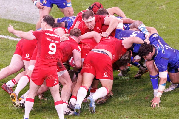 140326 - Wales v Italy - Guinness Six Nations - Ben Carter and Wales forwards drive a maul