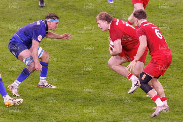 140326 - Wales v Italy - Guinness Six Nations - Archie Griffin of Wales runs at the defence
