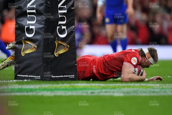 140326 - Wales v Italy - Guinness Men's Six Nations - Aaron Wainwright of Wales scores a try