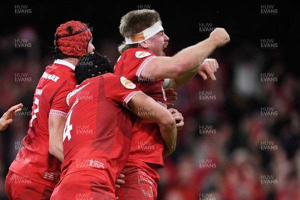 140326 - Wales v Italy - Guinness Men's Six Nations - Aaron Wainwright of Wales scores a try