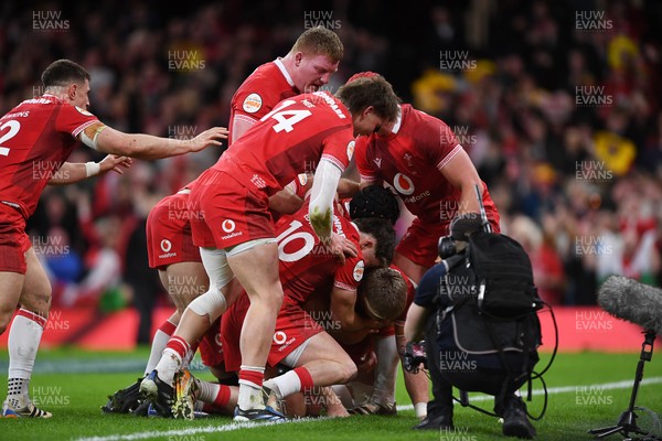 140326 - Wales v Italy - Guinness Men's Six Nations - Aaron Wainwright of Wales scores a try