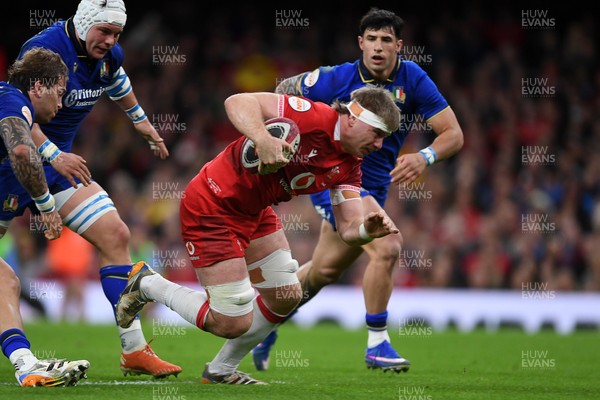 140326 - Wales v Italy - Guinness Men's Six Nations - Aaron Wainwright of Wales runs in to score a try