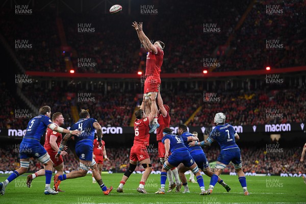 140326 - Wales v Italy - Guinness Men's Six Nations - Ben Carter of Wales wins the line-out