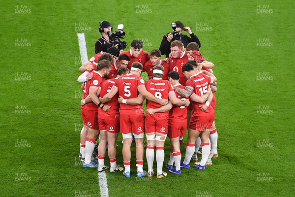 140326 - Wales v Italy - Guinness Men's Six Nations - Wales team huddle