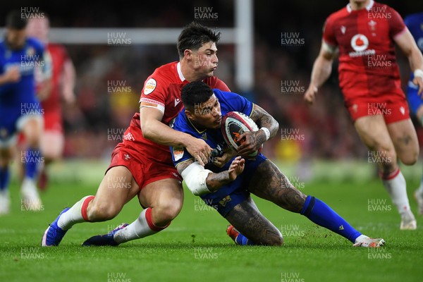 140326 - Wales v Italy - Guinness Men's Six Nations - Louis Rees-Zammit of Wales is challenged by Monty Ioane of Italy