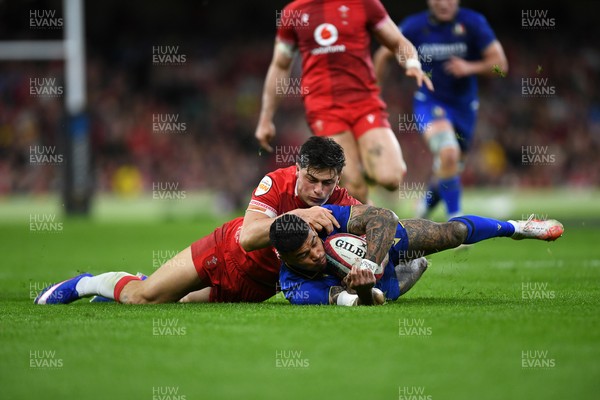 140326 - Wales v Italy - Guinness Men's Six Nations - Louis Rees-Zammit of Wales is challenged by Monty Ioane of Italy