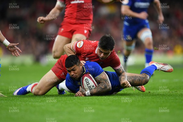 140326 - Wales v Italy - Guinness Men's Six Nations - Louis Rees-Zammit of Wales is challenged by Monty Ioane of Italy