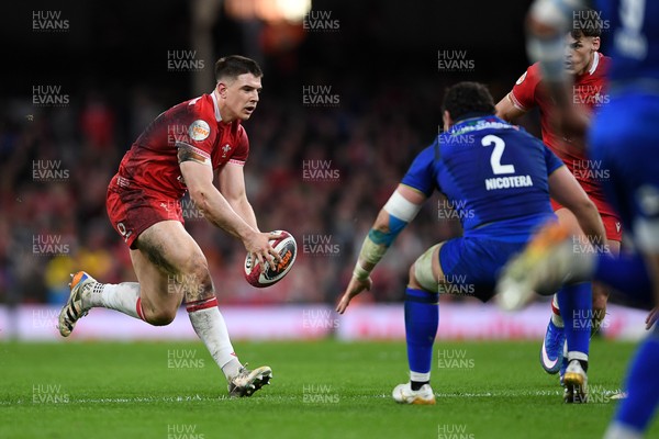 140326 - Wales v Italy - Guinness Men's Six Nations - Joe Hawkins of Wales is challenged by Giacomo Nicotera of Italy