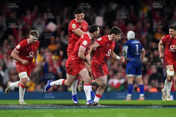 140326 - Wales v Italy - Guinness Men's Six Nations - Dan Edwards of Wales celebrates with team mates after kicking the ball to score a drop goal