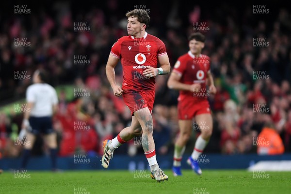 140326 - Wales v Italy - Guinness Men's Six Nations - Dan Edwards of Wales celebrates with team mates after kicking the ball to score a drop goal