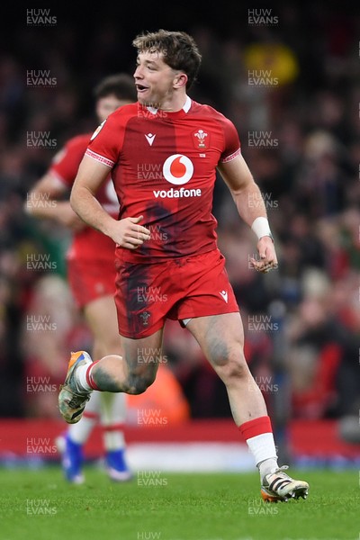 140326 - Wales v Italy - Guinness Men's Six Nations - Dan Edwards of Wales celebrates with team mates after kicking the ball to score a drop goal