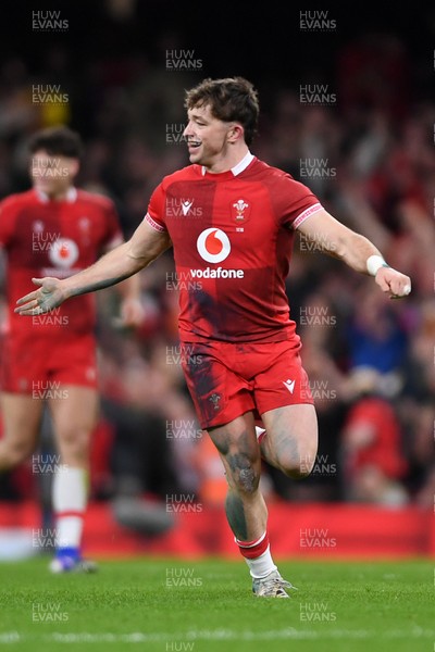 140326 - Wales v Italy - Guinness Men's Six Nations - Dan Edwards of Wales celebrates with team mates after kicking the ball to score a drop goal